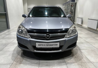 Подержанный автомобиль Opel Astra Sedan 2008 года (2 фото)