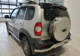 Подержанный автомобиль Chevrolet Niva 2014 года (8 фото)