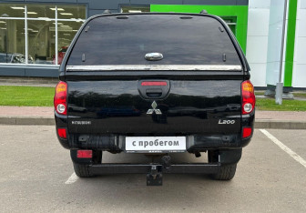 Подержанный автомобиль Mitsubishi L200 2015 года (6 фото)