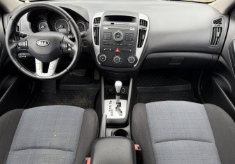 Подержанный автомобиль Kia Ceed Hatchback 2010 года (9 фото)