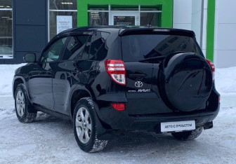 Подержанный автомобиль Toyota RAV4 2010 года (7 фото)