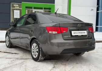 Подержанный автомобиль Kia Cerato Sedan 2012 года (7 фото)