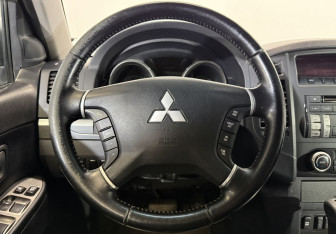 Подержанный автомобиль Mitsubishi Pajero 2011 года (14 фото)