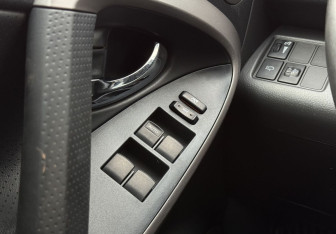 Подержанный автомобиль Toyota RAV4 2006 года (15 фото)