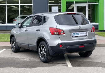 Подержанный автомобиль Nissan Qashqai 2008 года (7 фото)