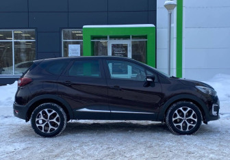 Подержанный автомобиль Renault Kaptur 2017 года (8 фото)