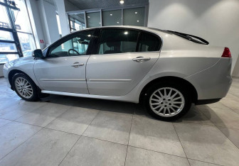 Подержанный автомобиль Renault Laguna Liftback 2008 года (7 фото)