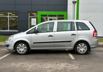 Подержанный автомобиль Opel Zafira Compactvan 2010 года (8 фото)