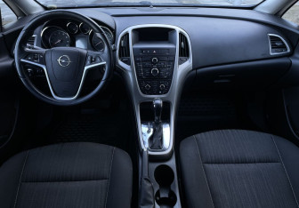 Подержанный автомобиль Opel Astra Hatchback 2010 года (9 фото)