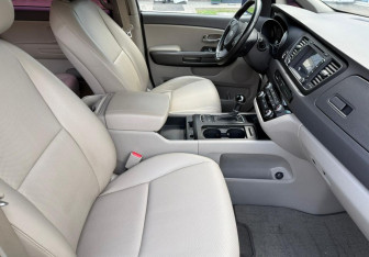 Подержанный автомобиль Kia Carnival 2015 года (9 фото)