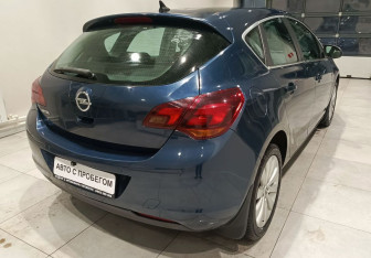 Подержанный автомобиль Opel Astra Hatchback 2011 года (9 фото)