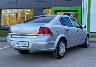 Подержанный автомобиль Opel Astra Sedan 2010 года (4 фото)