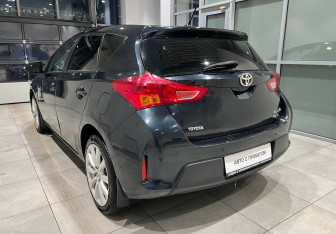 Подержанный автомобиль Toyota Auris Hatchback 2013 года (8 фото)