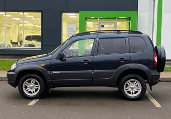 Подержанный автомобиль Chevrolet Niva 2010 года (8 фото)