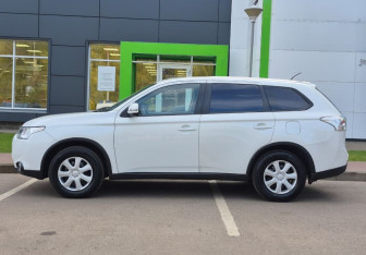 Подержанный автомобиль Mitsubishi Outlander 2014 года (8 фото)