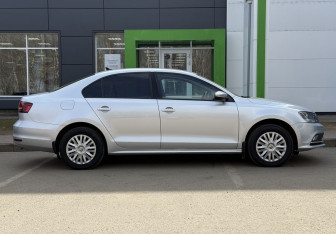 Подержанный автомобиль Volkswagen Jetta Sedan 2017 года (4 фото)