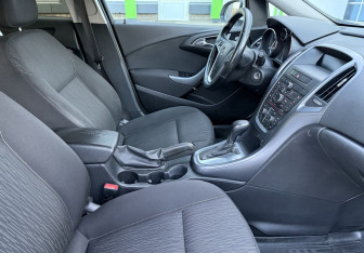 Подержанный автомобиль Opel Astra Sedan 2013 года (10 фото)