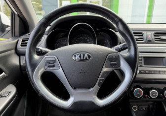 Подержанный автомобиль Kia Rio Hatchback 2016 года (13 фото)