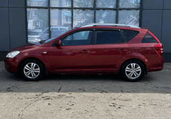 Подержанный автомобиль Kia Ceed Wagon 2009 года (5 фото)