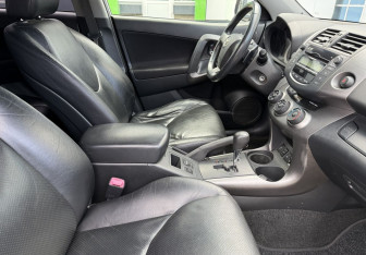 Подержанный автомобиль Toyota RAV4 2010 года (9 фото)