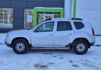 Подержанный автомобиль Renault Duster 2017 года (8 фото)