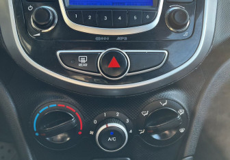 Подержанный автомобиль Hyundai Solaris Sedan 2011 года (14 фото)