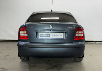 Подержанный автомобиль Skoda Octavia Liftback 2006 года (6 фото)