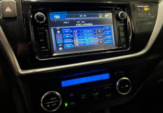 Подержанный автомобиль Toyota Auris Hatchback 2013 года (13 фото)