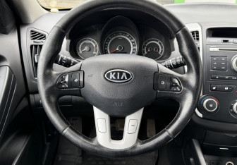 Подержанный автомобиль Kia Ceed Hatchback 2010 года (14 фото)