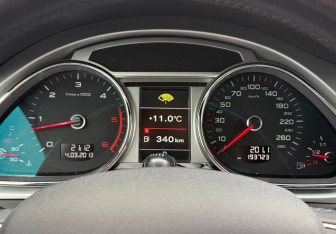 Подержанный автомобиль Audi Q7 2015 года (13 фото)