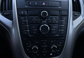 Подержанный автомобиль Opel Astra Hatchback 2010 года (14 фото)