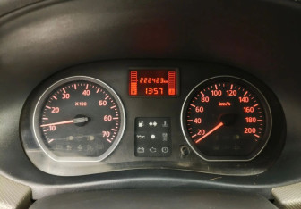 Подержанный автомобиль Renault Logan Sedan 2011 года (12 фото)