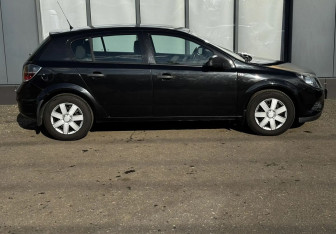 Подержанный автомобиль Opel Astra Hatchback 2010 года (4 фото)