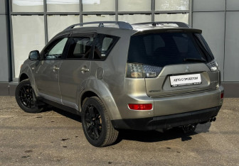Подержанный автомобиль Mitsubishi Outlander 2007 года (4 фото)
