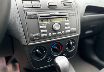 Подержанный автомобиль Ford Fiesta Hatchback 2007 года (13 фото)