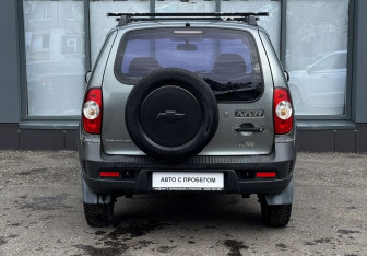 Подержанный автомобиль Chevrolet Niva 2011 года (7 фото)