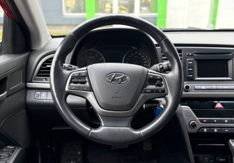 Подержанный автомобиль Hyundai Elantra Sedan 2016 года (12 фото)