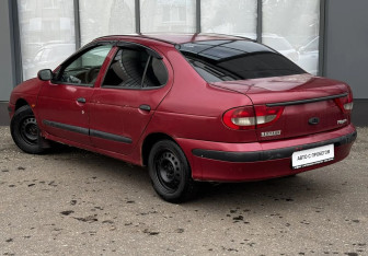 Подержанный автомобиль Renault Megane Sedan 2001 года (8 фото)