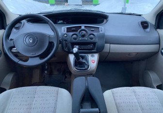 Подержанный автомобиль Renault Scenic 2005 года (11 фото)