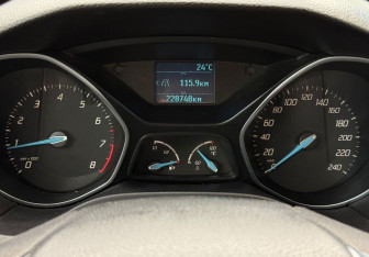 Подержанный автомобиль Ford Focus Hatchback 2012 года (12 фото)