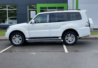Подержанный автомобиль Mitsubishi Pajero 2014 года (8 фото)