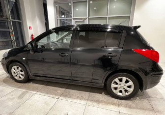 Подержанный автомобиль Nissan Tiida Hatchback 2013 года (7 фото)