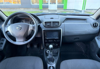 Подержанный автомобиль Nissan Terrano 2014 года (9 фото)