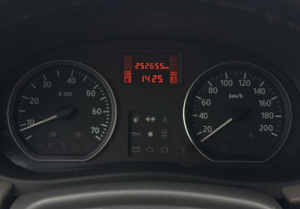 Подержанный автомобиль Renault Logan Sedan 2011 года (12 фото)