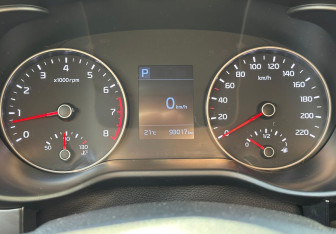 Подержанный автомобиль Kia Rio Hatchback 2017 года (12 фото)