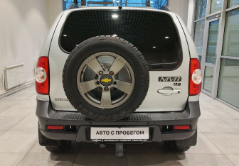 Подержанный автомобиль Chevrolet Niva 2017 года (10 фото)