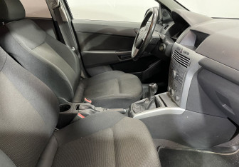 Подержанный автомобиль Opel Astra Sedan 2011 года (9 фото)