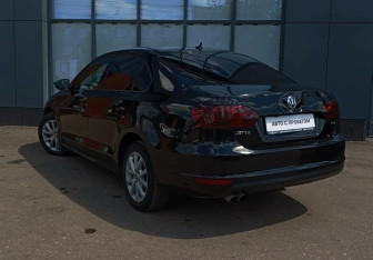Подержанный автомобиль Volkswagen Jetta Sedan 2012 года (7 фото)