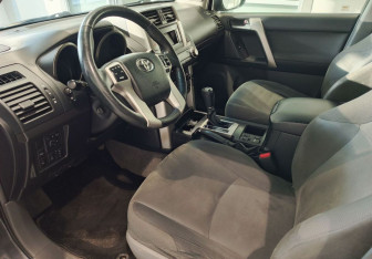 Подержанный автомобиль Toyota Land Cruiser Prado 2010 года (10 фото)