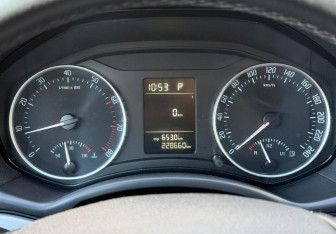 Подержанный автомобиль Skoda Octavia Liftback 2012 года (12 фото)